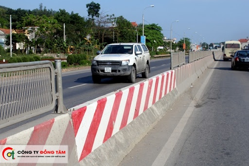 dải phân cách cố định